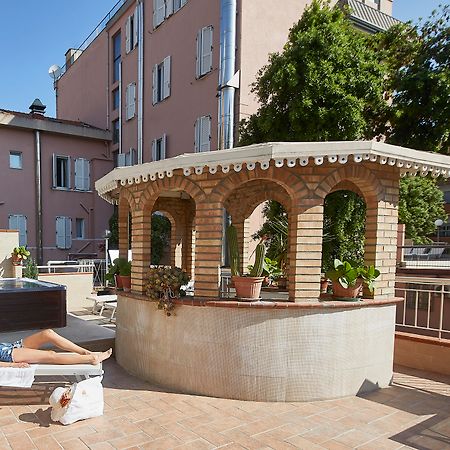 Hotel Vienna Ostenda E Ristorante Il Danubio Rimini Exterior foto
